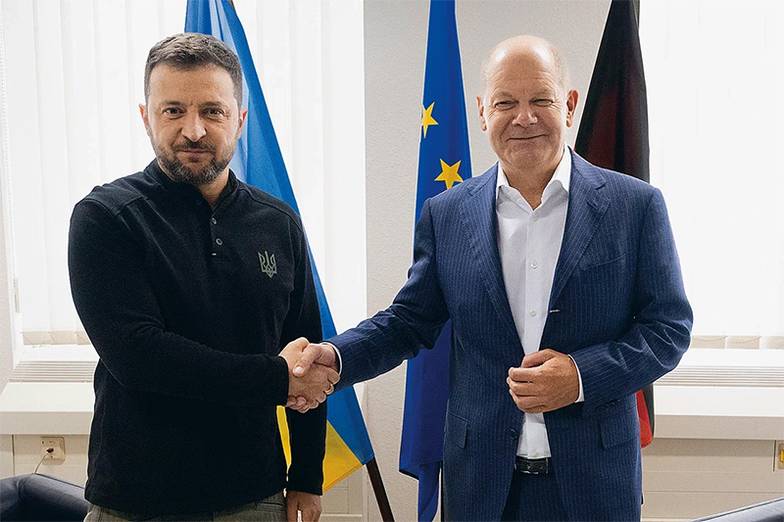 AP/TASS По данным ведущей итальянской газеты La Repubblica, канцлер ФРГ Олаф Шольц (справа) разрабатывает мирный  план по Украине, предусматривающий отказ Киева от претензий на территории, вошедшие в состав России. Слева  — украинский лидер Владимир Зеленский