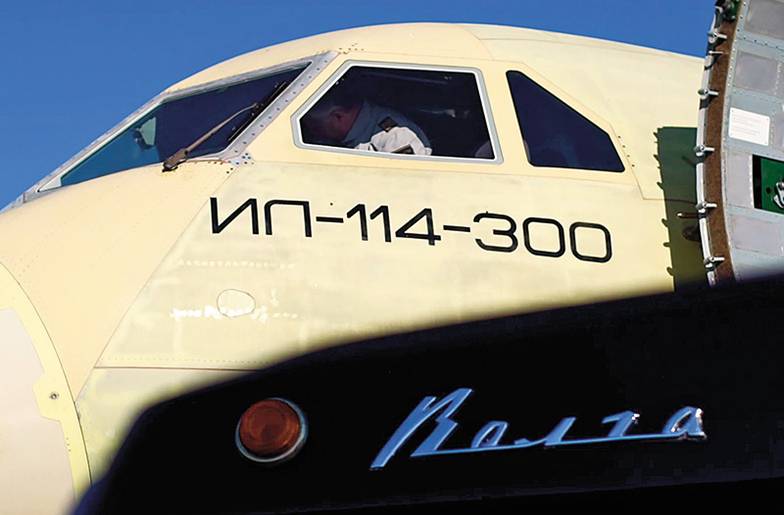 предоставлено компанией ОАК По традиции полетный лист на первый полет Ил-114-300 был подписан на капоте черной «Волги»