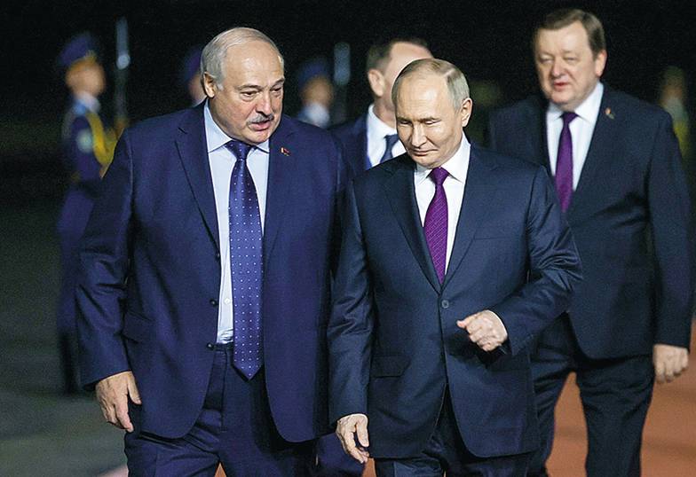 МИХАИЛ МЕТЦЕЛЬ/ТАСС Владимир Путин прилетел в Минск вечером 23 мая