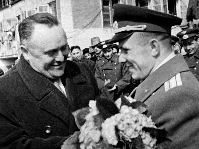 ТАСС Триумфаторы: главный конструктор ОКБ-1 Сергей Павлович Королев (слева) и Юрий Гагарин во время торжеств в Москве после удачного полета