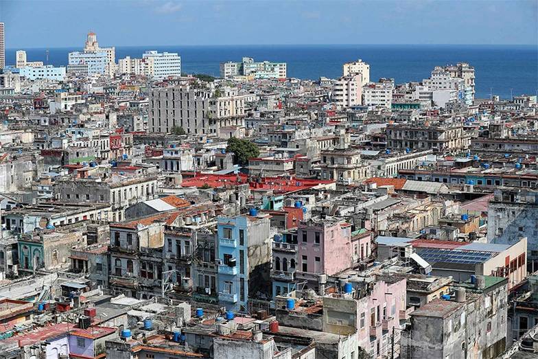 EPA/YANDER ZAMORA Роскошные здания Гаваны, построенные еще при  испанском владычестве, просто разваливаются в  бесконечном ожидании ремонта