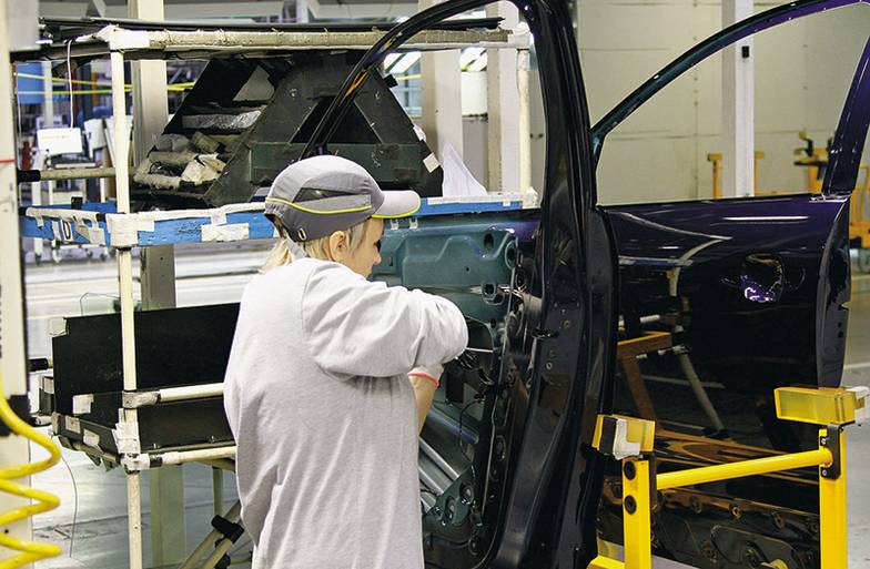  Поступивший на завод кузов сначала лишается дверей, потом их подсобирают отдельно и возвращают обратно