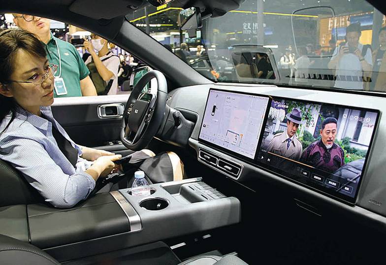  Салон нового Li Auto L6 в салоне оборудован 19 динамиками аудиосистемы, двумя огромными 15,7-дюймовыми  экранами и холодильником