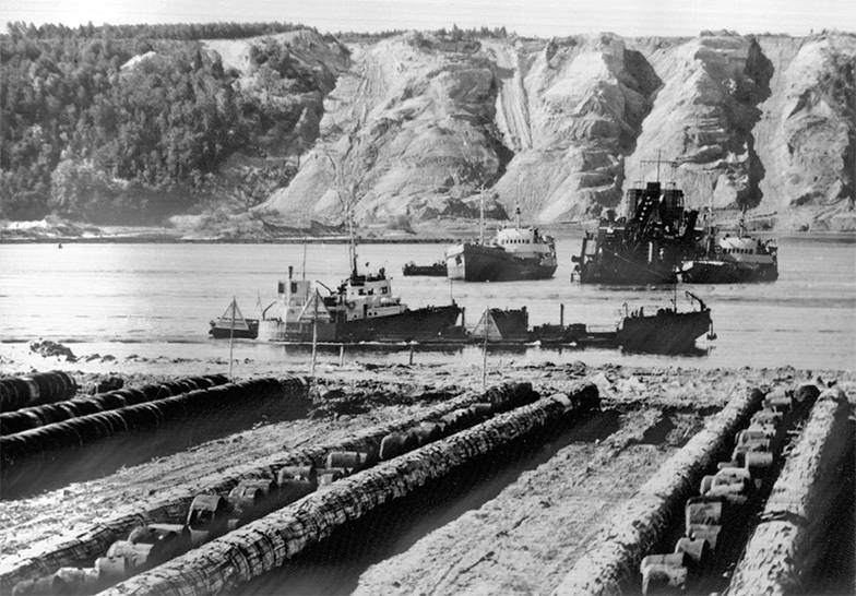 ЕВГЕНИЙ ЛОГВИНОВ/ТАСС Для сооружения магистрального экспортного газопровода Уренгой — Помары — Ужгород использовались ита льянские и немецкие трубы большого диаметра, работала европейская спецтехника. Поставщики кредитовались  европейскими банками, а рассчитывался СССР за эти кредиты поставками ямальского газа в Европу