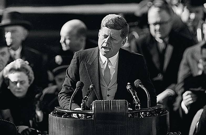  25 мая 1961 года президент США Джон Кеннеди поставил перед нацией задачу осуществления пилотируемой  миссии на Луну до конца десятилетия