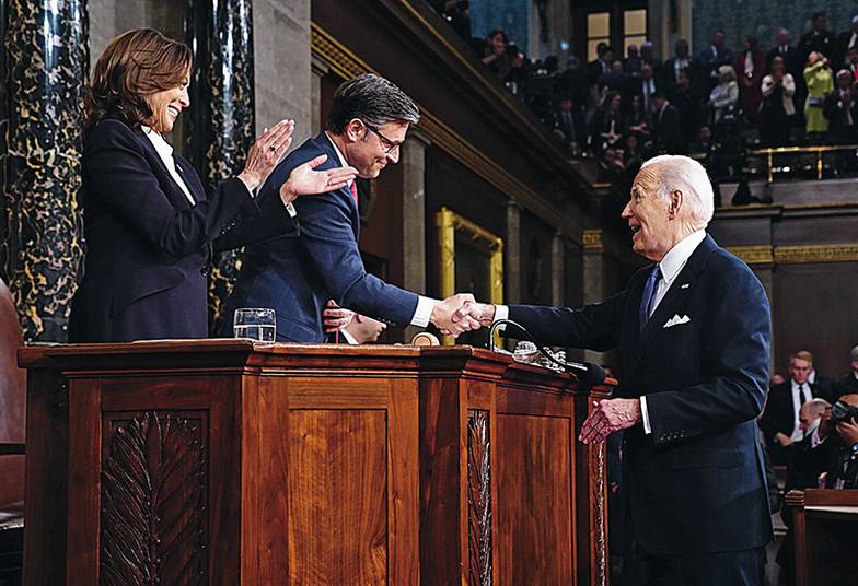 AP/TASS Слева направо: вице-президент США Камала Харрис, спикер палаты представителей Конгресса США  Майк Джонсон, президент США Джо Байден