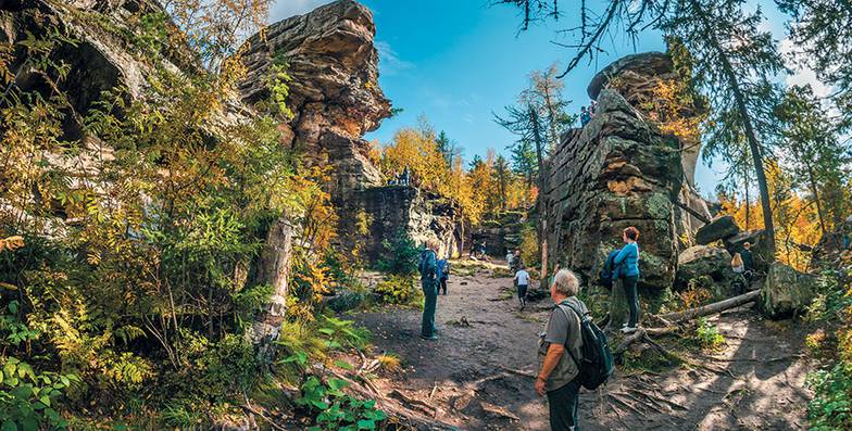 АЛЕКСАНДР ПАНЬКОВ Считается, что Каменный город образовался в русле реки, которая протекала в этом месте миллионы лет назад, пробив своим течением подобие улиц и арок, что послужило названием памятника