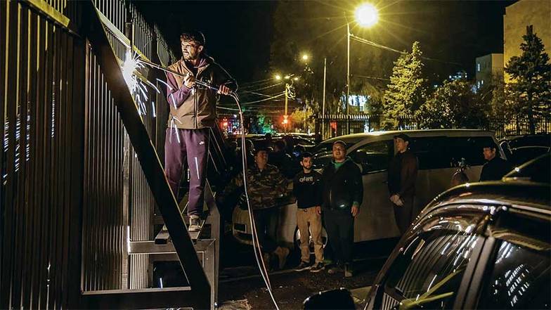 ДМИТРИЙ ФЕОКТИСТОВ/ТАСС 18 ноября протестующие демонтировали ограждение вокруг здания администрации президента Абхазии