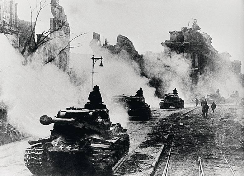 АФАИЛ МАЗАЛЕВ/ТАСС Советские танки на одной из немецких улиц после удачного штурма. 2 мая 1945 г.