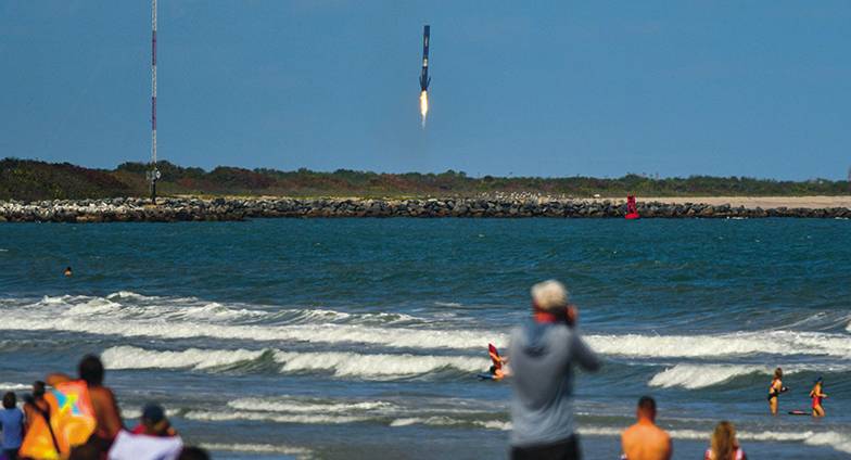 MALCOLM DENEMARK/FLORIDA TODAY VIA AP Освоенная компанией SpaceX Илона Маска ракетная, а не парашютная схема возвращения из космоса разгонных блоков позволила обеспечить действительную  многоразовость использования средств выведения и кардинально снизить удельную стоимость доставки грузов на орбиту