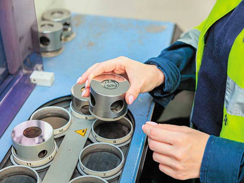  Научно-технический центр «СЛК Цемент» работает в трех направлениях: группа техподдержки получает  самую актуальную информацию о предпочтениях заказчиков, исследовательская группа разрабатывает  и внедряет инновации, лаборатория бетонов проводит испытания новых продуктов