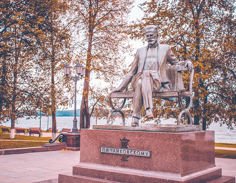  Город Воткинск. Памятник Петру Ильичу Чайковскому