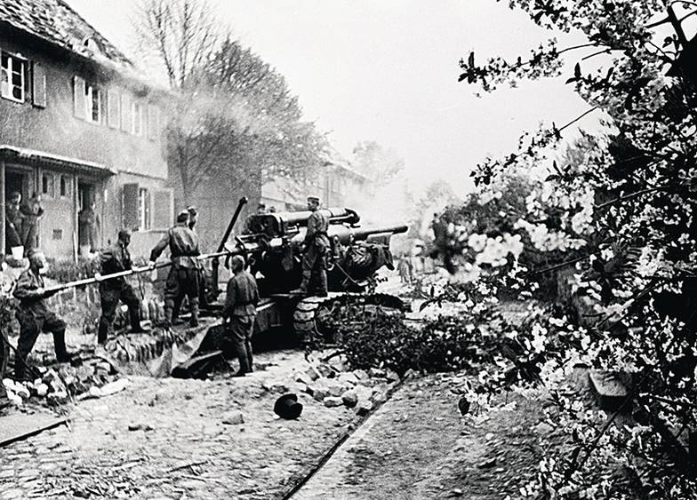 МАРК РЕДЬКИН/ТАСС Отделение сержанта Николая Мешкова работает с 203-мм гаубицей Б-4 особой мощности. Боевое применение  «кувалды Сталина». Май 1945 г.