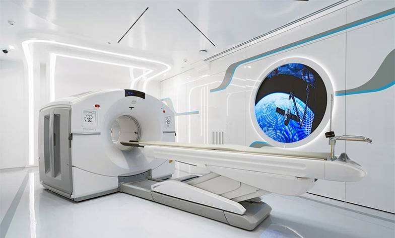 фото предоставлено АО «Медицина» КОСМИЧЕСКИЕ ТЕХНОЛОГИИ ДИАГНОСТИКИ — АППАРАТ ПОЗИТРОННО-ЭМИССИОННОЙ КОМПЬЮТЕРНОЙ ТОМОГРАФИИ