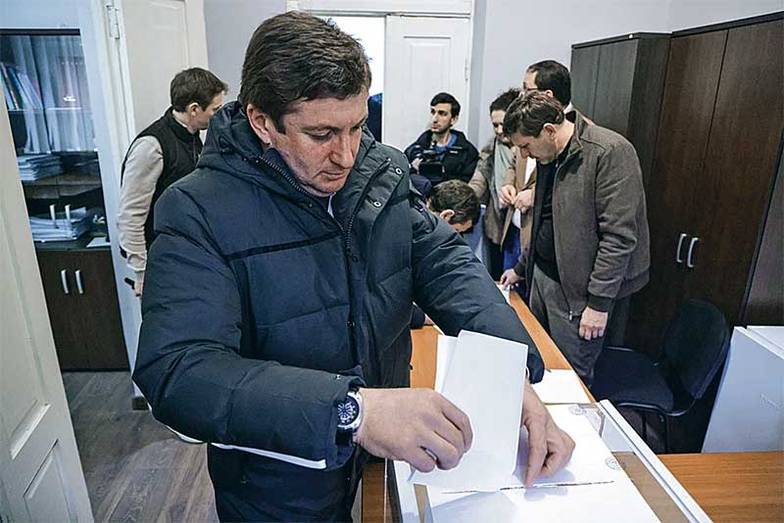 ДМИТРИЙ ФЕОКТИСТОВ/ТАСС Депутат парламента Абхазии Ахра Пачулия во время голосования по отставке действующего президента страны