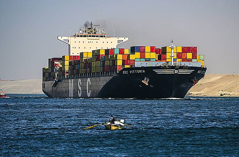 EPA/MOHAMED HOSSAM Право транзитного прохода коммерческих судов и военных кораблей через международные проливы, перекрытые территориальными морями припроливных государств, до сих пор трактуется неоднозначно