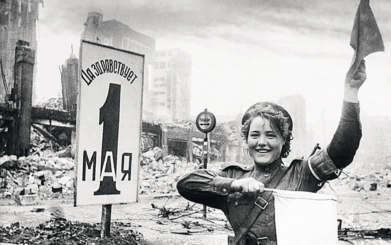 ЕВГЕНИЙХАЛДЕВ/ТАСС Военная регулировщица ефрейтор Мария Шальнова на одной из улиц немецкого города, освобожденного  советскими войсками. 1 мая 1945 г