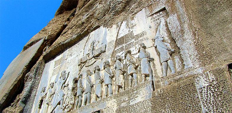  Высеченная на скале 2500 лет назад Бехистунская надпись, предсказывающая кару разрушителям исторических  памятников, уже попадала в зону бомбардировок