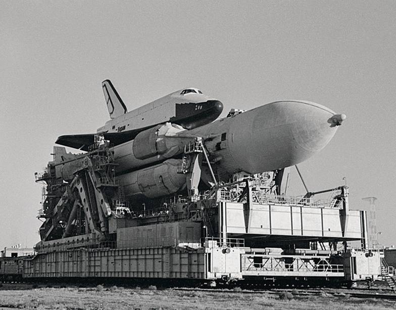 АЛЬБЕРТ ПУШКАРЕВ/ТАСС Транспортировка многоразовой космической транспортной системы «Энергия» — «Буран» на стартовый комплекс  на Байконуре. Ноябрь 1988 г.