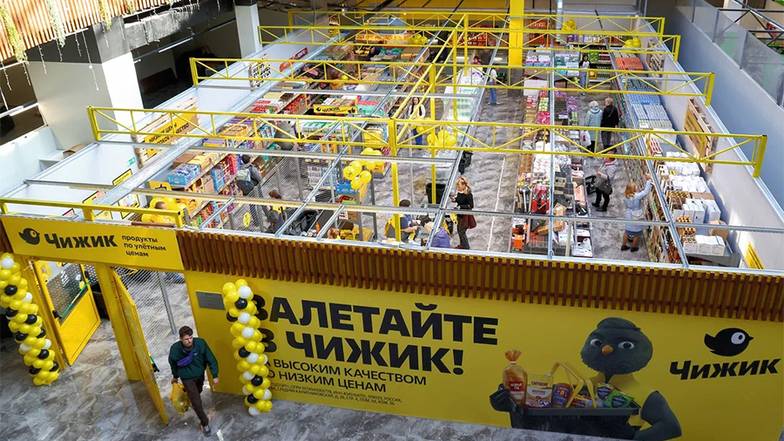 ФОТО: ИКИРИЛЛ КУХМАРЬ:ТАСС «СТОЛИЧНЫЕ ПРАГМАТИКИ» В ОДНУ КОРЗИНУ КЛАДУТ ДОРОГОЙ КОФЕ ИЛИ ВИНО, А В ДРУГУЮ — САМЫЕ ДЕШЕВЫЕ БАЗОВЫЕ ПРОДУКТЫ ИЗ ЖЕСТКОГО ДИСКАУНТЕРА