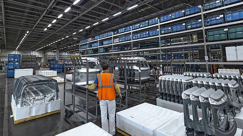  Новые автомобильные российские предприятия уже имеют цеха сварки и окраски, но пока у них нет процесса  штамповки кузовных деталей и локализации таких основных элементов конструкции машин, как двигатель и  трансмиссия