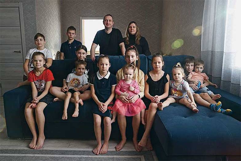 КИРИЛЛ КУХМАРЬ/ТАСС Семья Виноградовых, 16 детей, 12 из них — приемные. Новосибирская область,  поселок Садовый