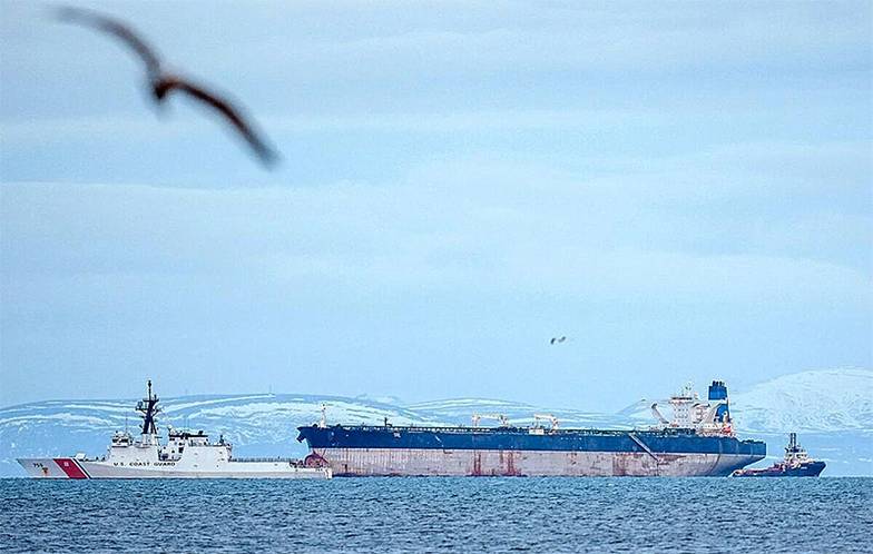  Корабль «Маринера» под конвоем береговой охраны США