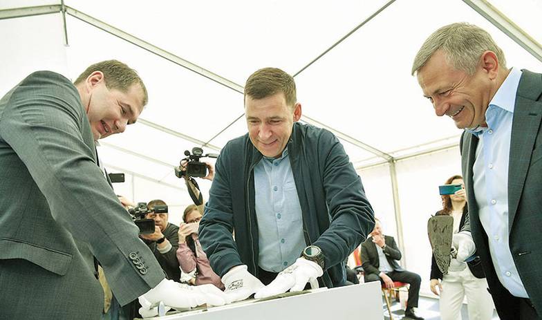 ДЕПАРТАМЕНТ ИНФОРМАЦИОННОЙ ПОЛИТИКИ СВЕРДЛОВСКОЙ ОБЛАСТИ В мае губернатор Свердловской области Евгений Куйвашев (в центре) дал старт строительству завода по производству железнодорожных колес в Верхней Салде