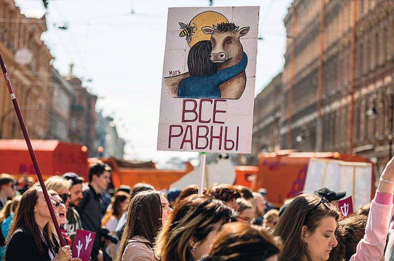  «Труд сделал из обезьяны человека» — безнадежно устарелое выражение. Вопрос в неолиберальном дискурсе стоит иначе: «Отличается ли человек от животного? Имеет ли  человек право на особое преимущественное положение в природе?» Отсюда особо модный дискурс о равных с человеком правах животных, а особенно насекомых!