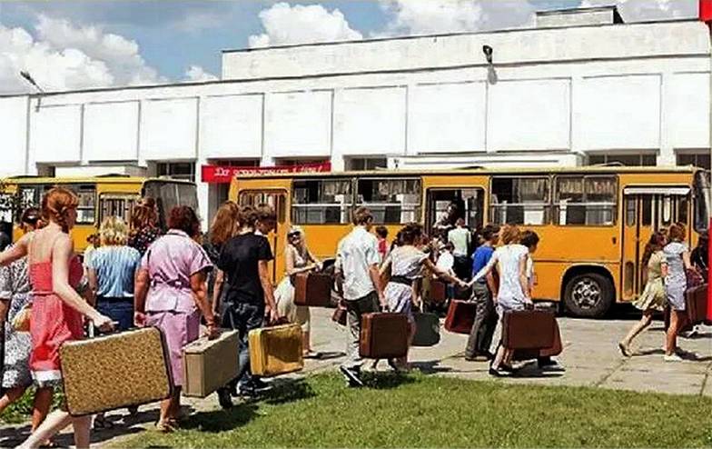  Евгений Гашо: «Иногда слышны возмущенные реплики: людей обманули, говорили,  что они покидают свои жилища всего на три дня и можно взять с собой только са мые необходимые вещи. Да, это было вранье. А вы представляете, что бы началось  в городе, если бы людям сказали, что они покидают свои жилища навсегда?»