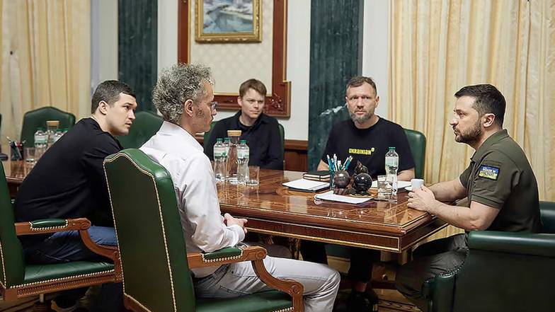  Алекс Карп (в белом), генеральный директор американской компании Palantir, во время визита в Киев 12 мая 2026 года