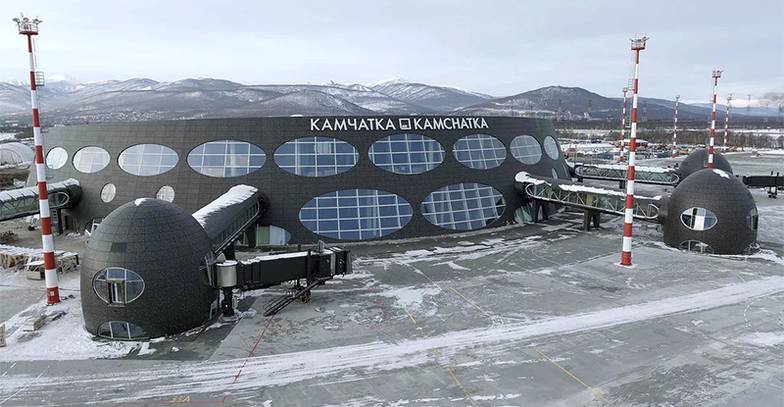  НОВЫЙ ТЕРМИНАЛ АЭРОПОРТА ЕЛИЗОВО ПЕТРОПАВЛОВСКА-КАМЧАТСКОГО ОТКРЫЛСЯ В АПРЕЛЕ 2025 ГОДА. СООРУЖЕНИЕ ОБЪЕКТА БЫЛО ОСУЩЕСТВЛЕНО ПРИ ПОДДЕРЖКЕ НАЦПРОЕКТА «ЭФФЕКТИВНАЯ ТРАНСПОРТНАЯ СИСТЕМА». ПРОПУСКНАЯ СПОСОБНОСТЬ ВОЗДУШНОЙ ГАВАНИ УВЕЛИЧЕНА ДО 1,5 МЛН ПАССАЖИРОВ В ГОД