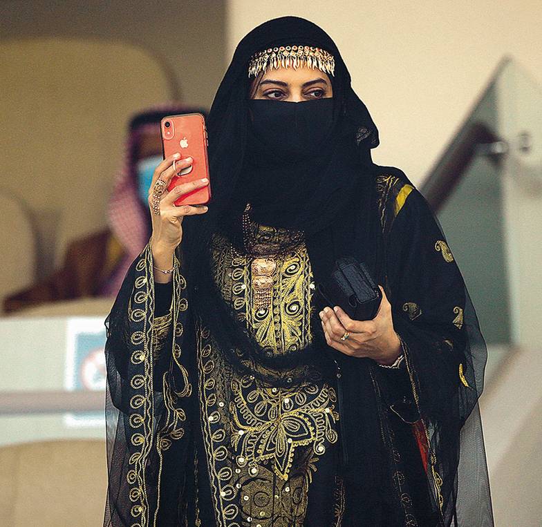 AP PHOTO/AMR NABIL Для стран Аравийского полуострова полностью закрытые наряды — древняя доисламская традиция