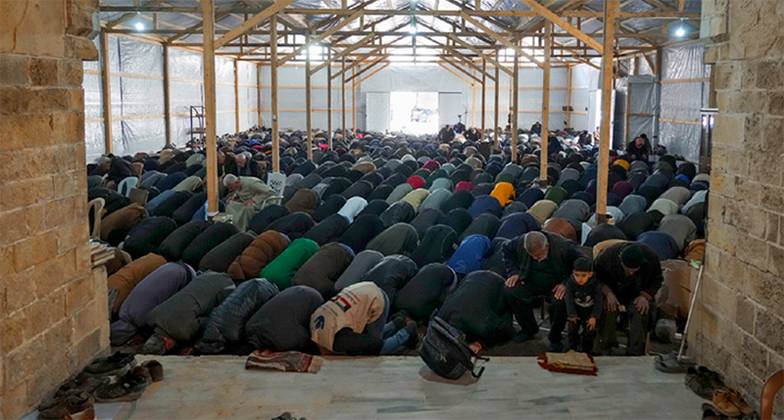 AP PHOTO/ABDEL KAREEM HANA На руинах мечети Омара, ведущей историю от античных времен и разрушенной уже в наши дни Израилем,  палестинцы продолжают молитвы