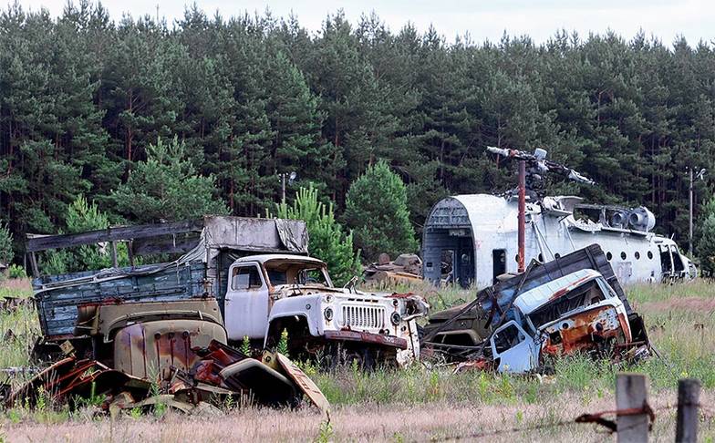 ПЕТР СИВКОВ/ТАСС Один из могильников зараженной радиацией техники на территории зоны отчужде ния вокруг ЧАЭС