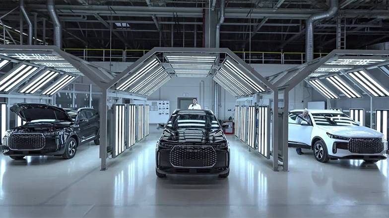  По итогам ноября новый российский бренд Tenet выехал на третье место в рейтинге продаж авторынка,  производственная мощность предприятия под Калугой, где выпускают эти машины, составляет около 200 тыс.  единиц в год