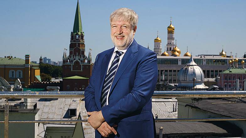 RBC/TASS До сих пор акциями российских эмитентов торговала лишь Мосбиржа.  На фото: председатель правления Мосбиржи Юрий Денисов