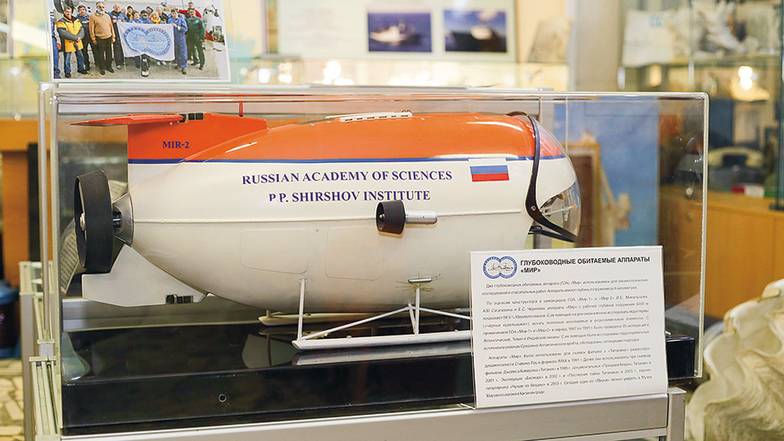 ОЛЕГ СЕРДЕЧНИКОВ Макет легендарного батискафа «Мир», совершившего десятки погружений на глубину свыше 6000 м. По признанию российских и зарубежных специалистов, аппарат имеет  самую удачную конструкцию среди глубоководных обитаемых батискафов. Спроектировал его советский ученый Игорь Михальцев, а построила финская компания Rauma-Repola