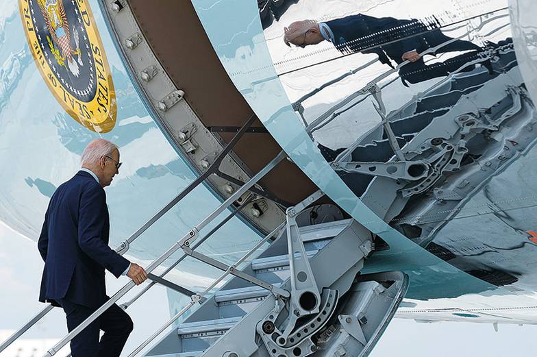 TASS Соратники Байдена по Демократической партии стали активнее склонять его к выходу из президентской гонки