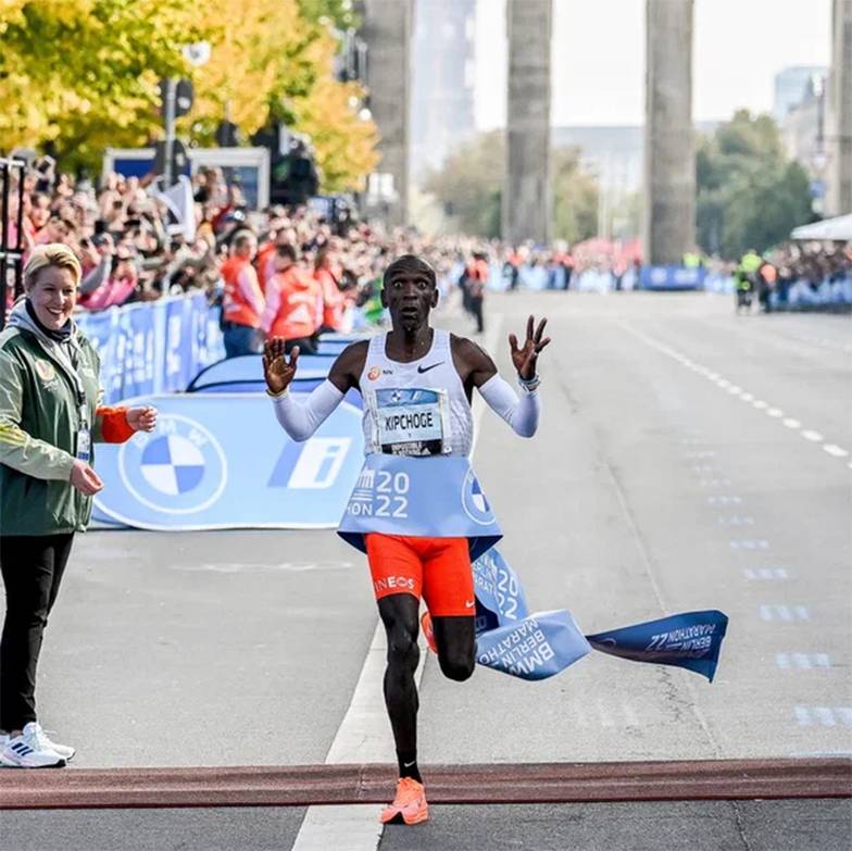 ФОТО: EPA:FILIP SINGER В кроссовках Nike Vaporfly  Next Элиуд Кипчоге улучшил  мировой рекорд в марафоне на  целых три минуты!