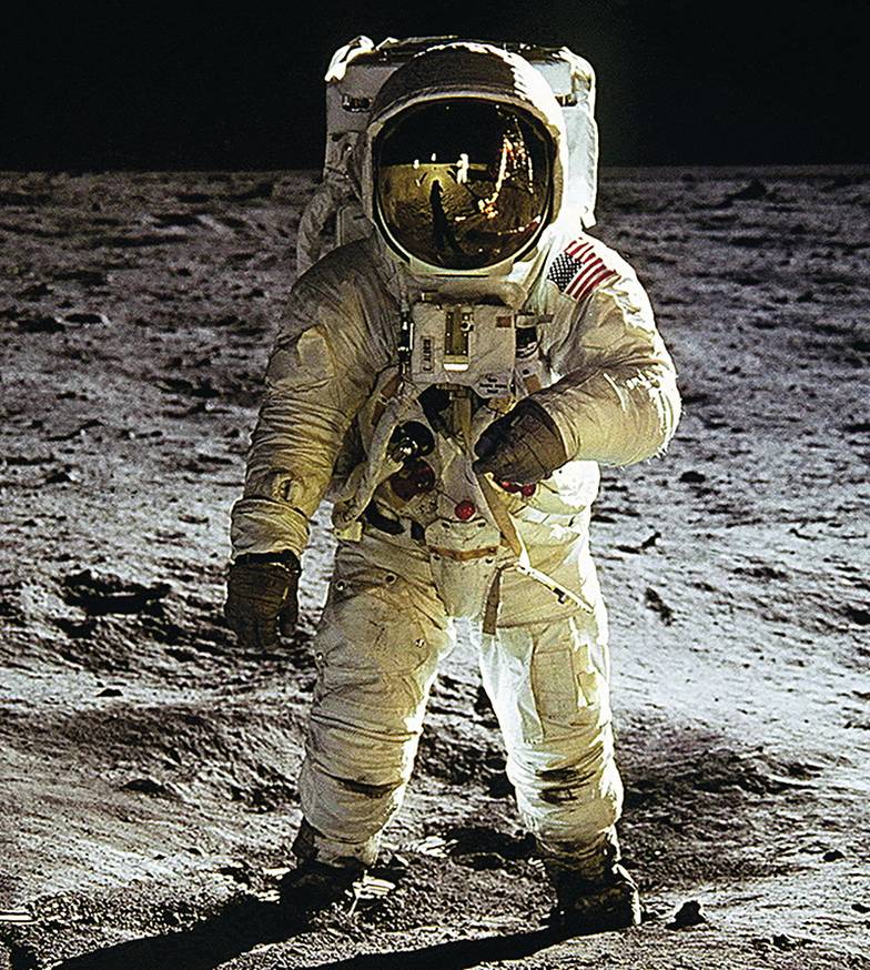  Американский астронавт Нил Армстронг первым из землян ступил на поверхность  Луны 20 июля 1969 г.