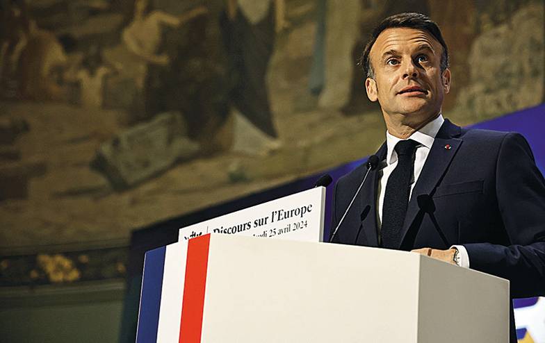 EPA/CHRISTOPHE PETIT TESSON/POOL Президент Франции Эммануэль Макрон