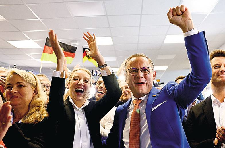 ZUMA\TASS Сопредседатели немецкой АдГ Алис Вайдель и Тино Хрупалла радуются второму месту