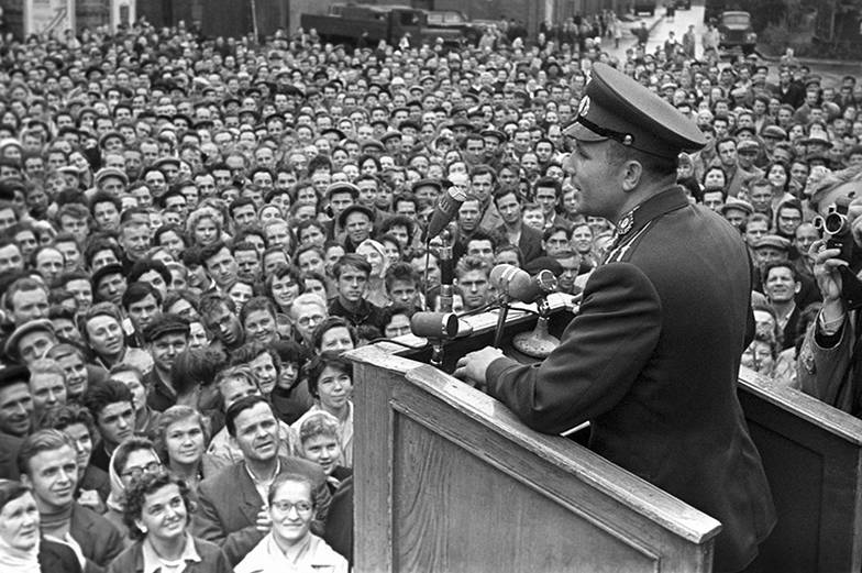 Павел Федотов /Фотохроника ТАСС Воодушевление народа после успешного полета соотечественника в космос было необычайным. Юрий Гагарин выступает перед рабочими одного из заводов Ленинграда