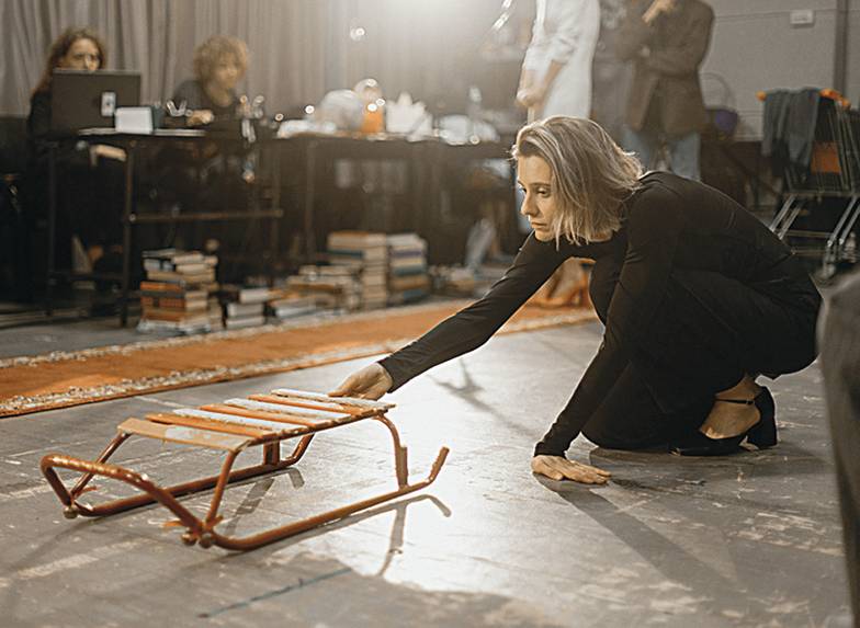 ПРЕДОСТАВЛЕНО ПРЕСС-СЛУЖБОЙ ТЕАТРА НАЦИЙ Актриса Илона Гайшун на репетиции спектакля Светланы Земляковой в Театре  Наций «Наташа»