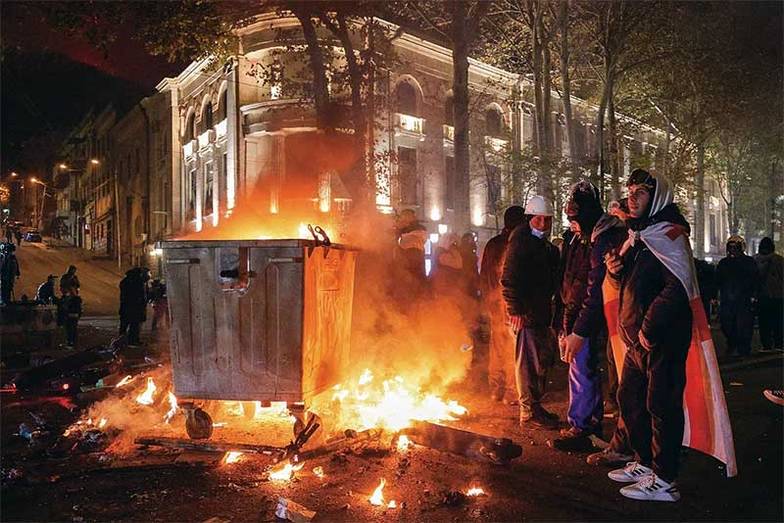 АЛЕКСАНДР ПАТРИН/ТАСС На улицы Тбилиси последние несколько дней выходит до нескольких тысяч человек