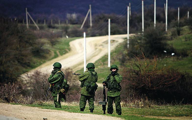 ИТАР-ТАСС/СТАНИСЛАВ КРАСИЛЬНИКОВ «Вежливые люди» в Крыму у военной базы в селе Перевальное под Симферополем 6 марта 2014 г.