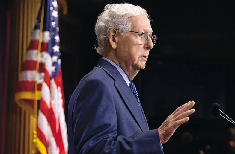 EPA Лидер республиканского меньшинства в сенате США Митч Макконнелл во время пресс-конференции. Сенат  Конгресса США одобрил пакет законопроектов об оказании военной помощи Украине, Израилю и Тайваню