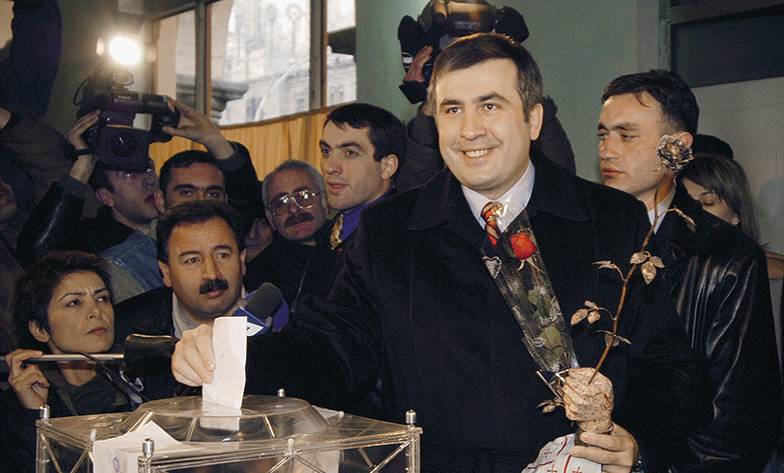 ФОТО ИТАР-ТАСС\ГЛАЗ ГРУЗИИ «Революция роз», случившаяся в 2003 году и приведшая к власти Михаила Саакашвили, впервые продемонстрировала всю мощь мягких технологий Запада по влиянию  на отдельные страны через НКО