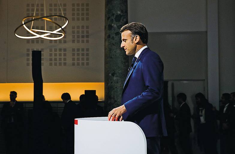 EPA/TERESA SUAREZ Недовольный результатами выборов в Европарламент, президент Франции Эммануэль Макрон распустил свой собственный